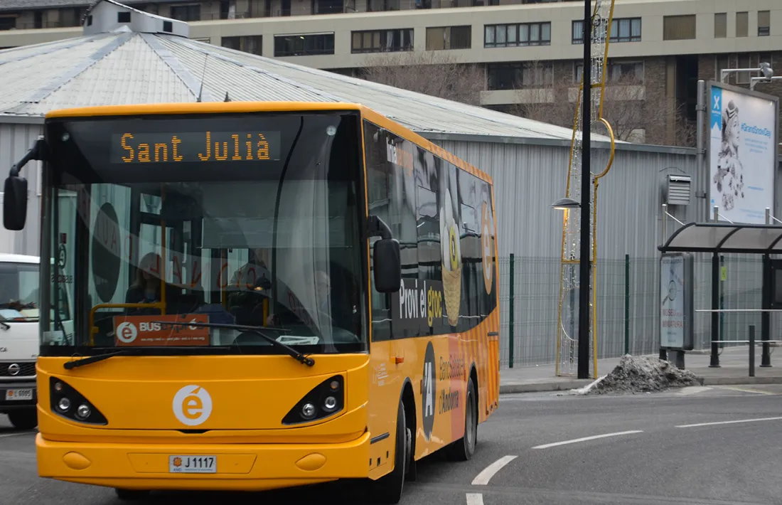 Un bus exprés en el seu recorregut cap a Sant Julià de Lòria.