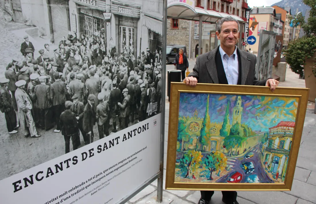 El conseller de Cultura del comú d'Escaldes-Engordany, Salomó Benchluch, amb el quadre de Lluís Bardají.