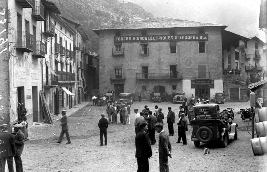 Setembre del 1933: formigueig inquiet de natius i gendarmes, que han instal·lat el quarter general a ca l'Eduardo, a la plaça Benlloch de la capital.