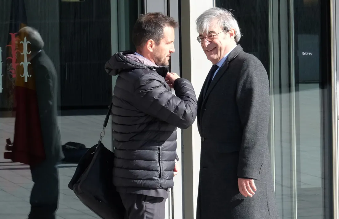 DA creu que la reforma de la Funció Pública "no justifica una hostilitat com la que plantegen els sindicats" Ladislau Baró conversant amb Pere López aquest divendres al migdia