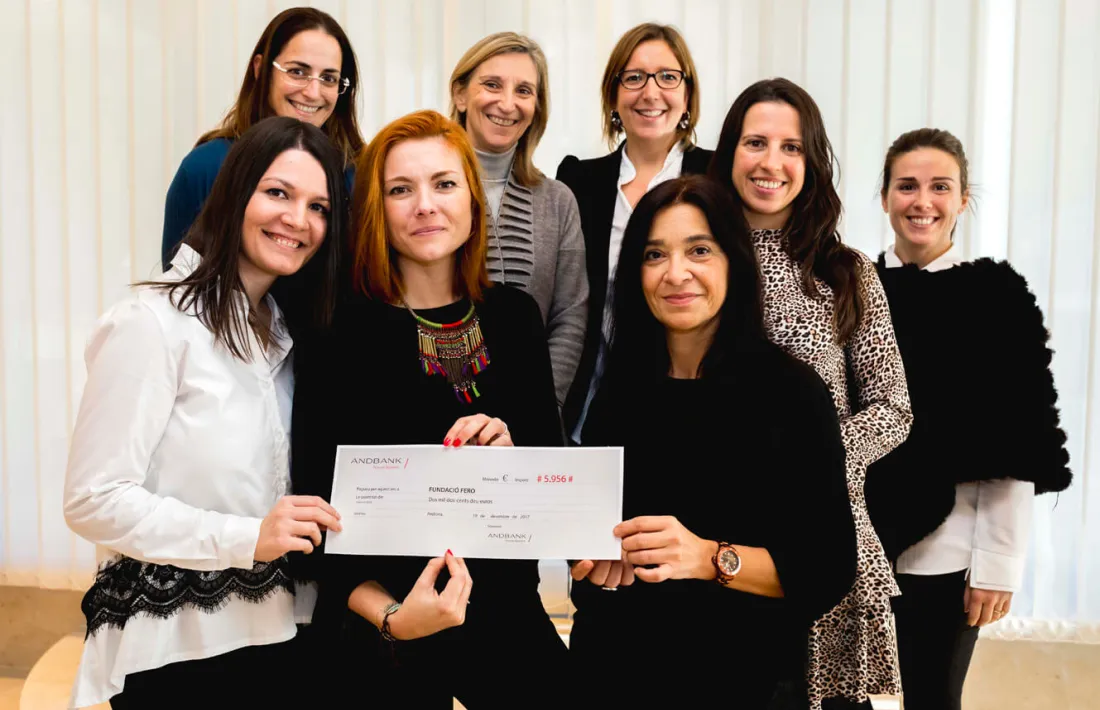 La presidenta de FERO, Piru Cantarell, amb representants d'Andbank i de la fundació FERO.