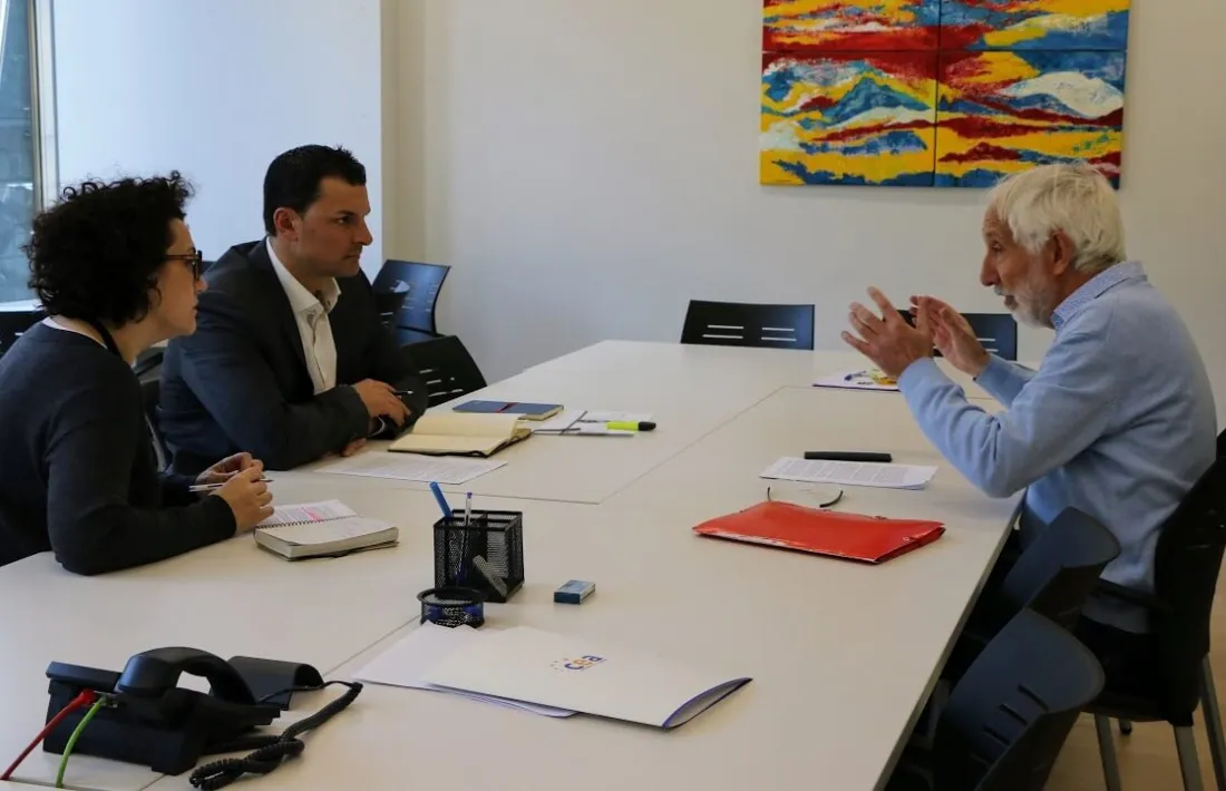 Un moment de la trobada de Jordi Gallardo i Judith Pallarés amb el secretari de la Federació de la Gent Gran, Lluís Sàmper.