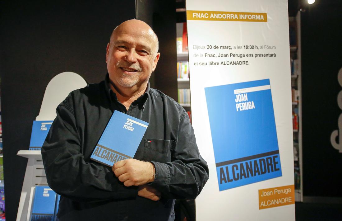 Joan Peruga, en la presentació d’‘Alcanadre’, el març del 2016, la seva quarta i última novel·la (Foto: Jonathan Gil).