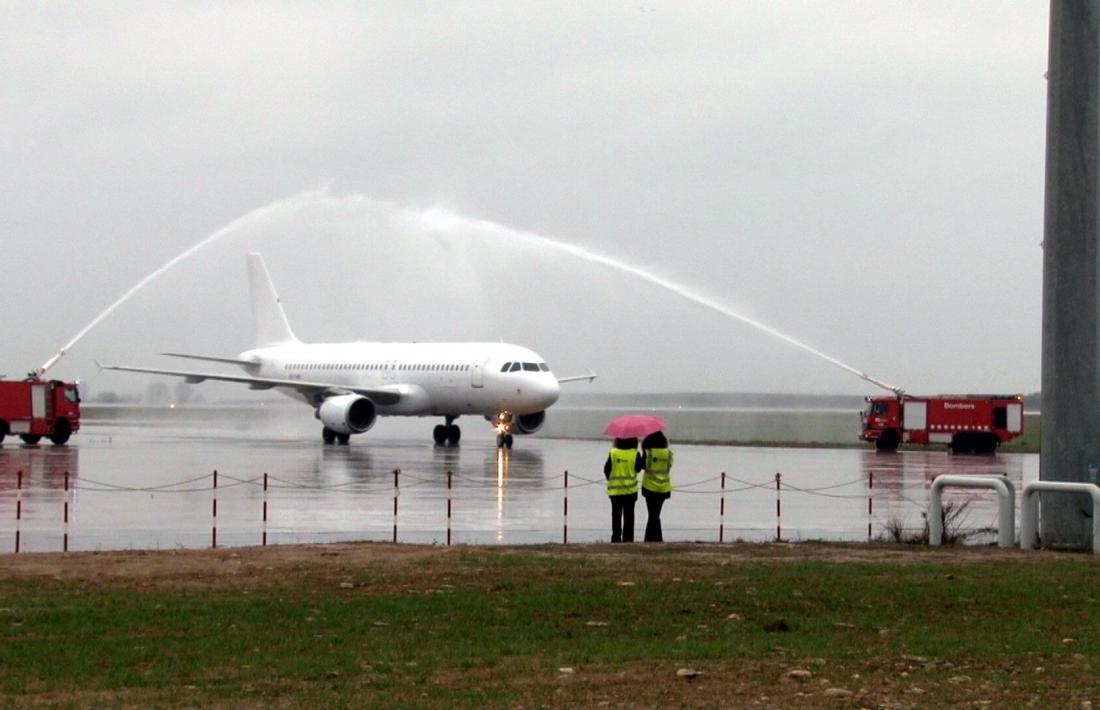 “Bateig” del primer avió organitzat pel touroperador Quality Travel, ahir. 