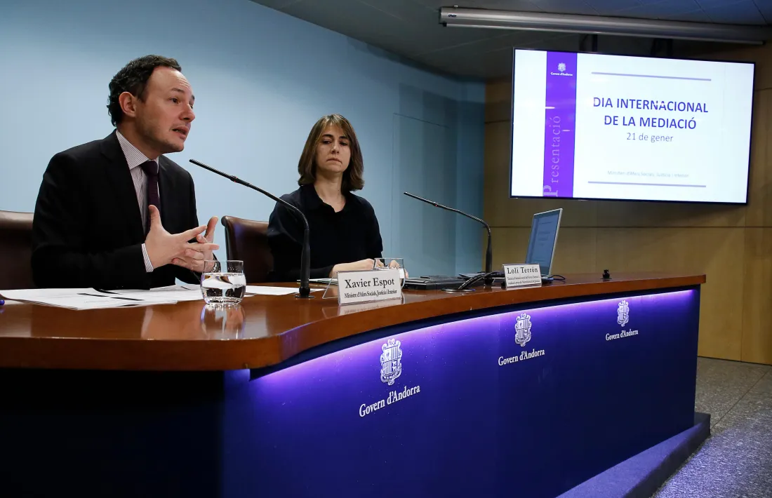 El ministre d’Afers Socials, Justícia i Interior, Xavier Espot, i la tècnica del Servei d’Atenció i Mediació prop de la Justícia, Loli Terrón.