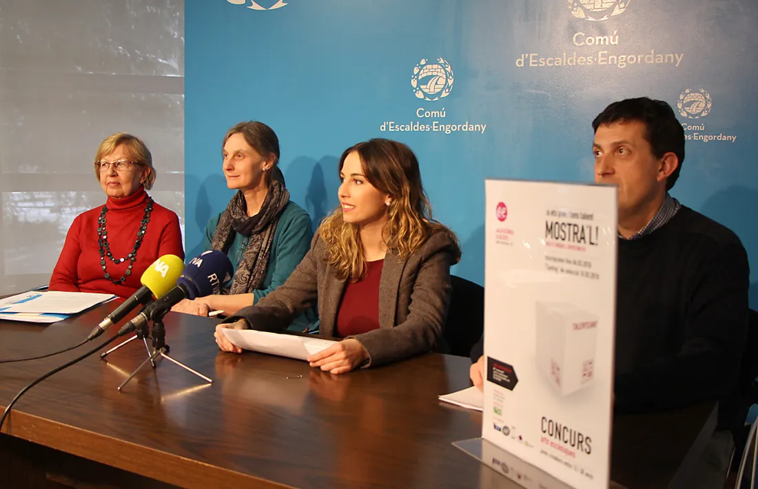 Les responsables de Carisma, juntament amb la consellera de Joventut, Laura Lavado, i el cap del departament de Joventut, Miquel Millán.