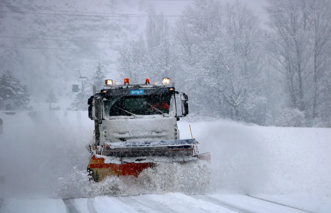 Una màquina llevaneu neteja la carretera C-13, entre Llavorsí i Esterri d’Àneu.