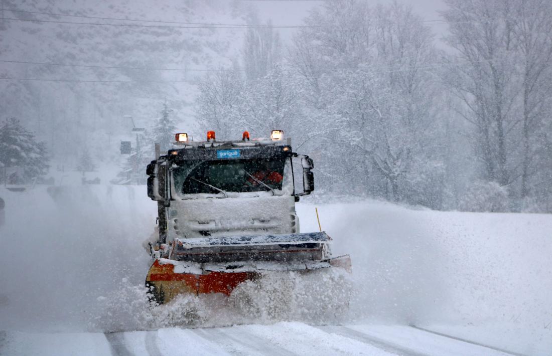 Una màquina llevaneu neteja la carretera C-13, entre Llavorsí i Esterri d’Àneu.