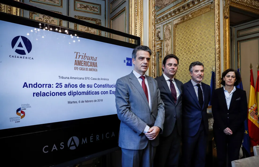 Santiago Miralles, director general de la Casa de América; Jorge Toledo Albiñana, secretari d'Estat per a la Unió Europea; el sindic general, Vincenç Mateu, i Rosario Gasca, subdirectora d'Internacional de l'Agència EFE, durant la seva intervenció a la Tribuna Americana de la Casa de América a Madrid.