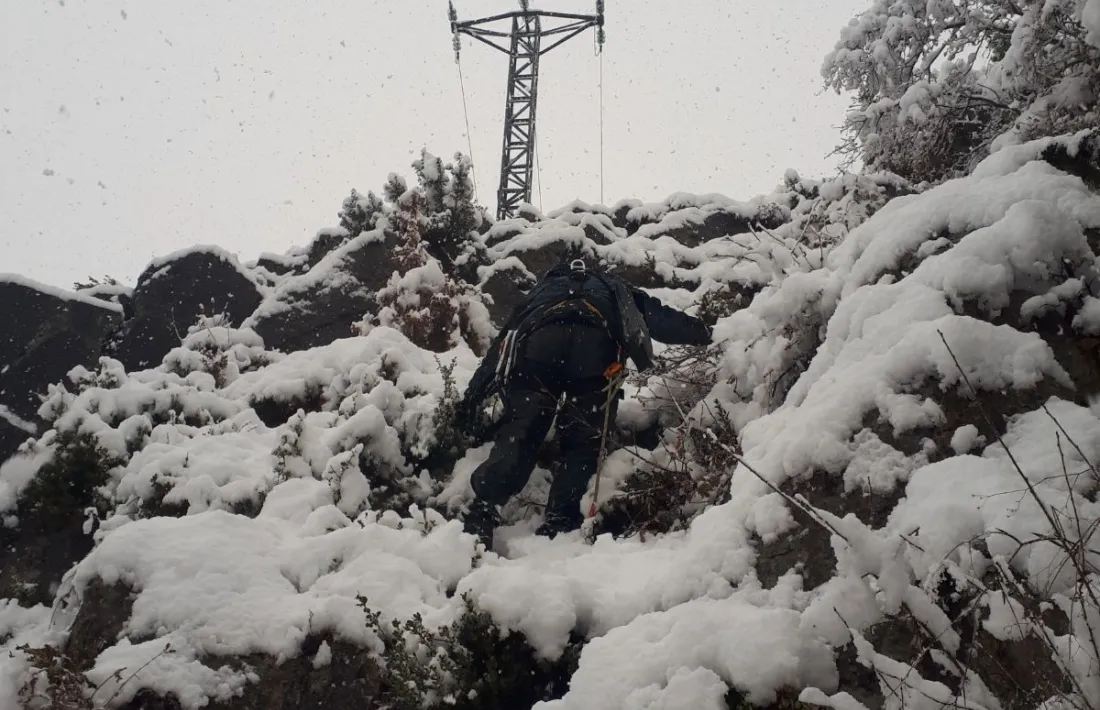 Un operari d’Endesa intenta accedir a una torre de subministrament. 