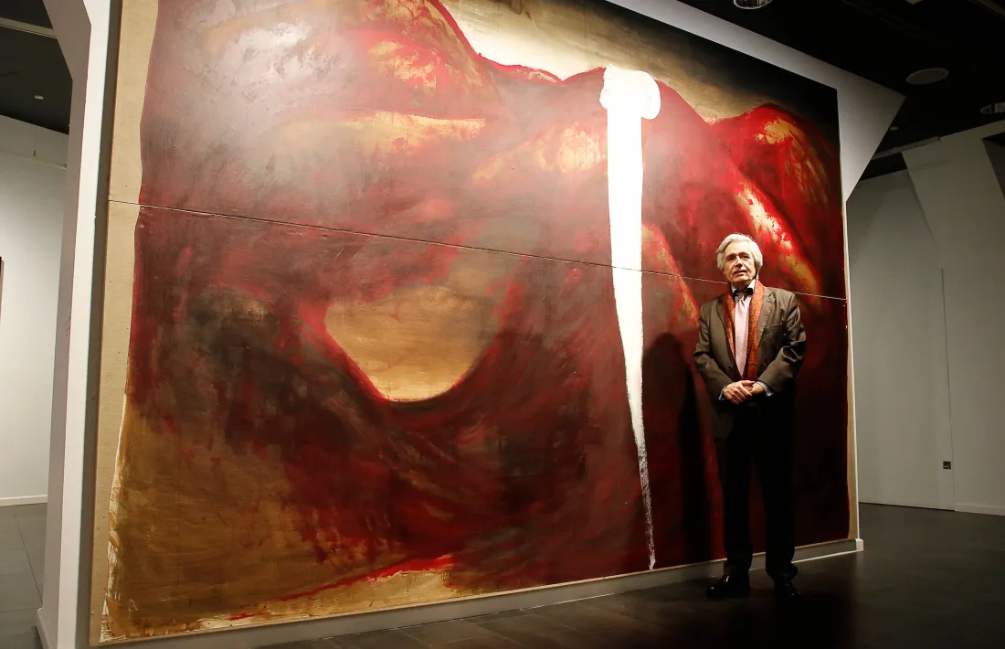 Périer posa davant de ‘La montagne fachée’, díptic que fa 295 per 434 centímetres.