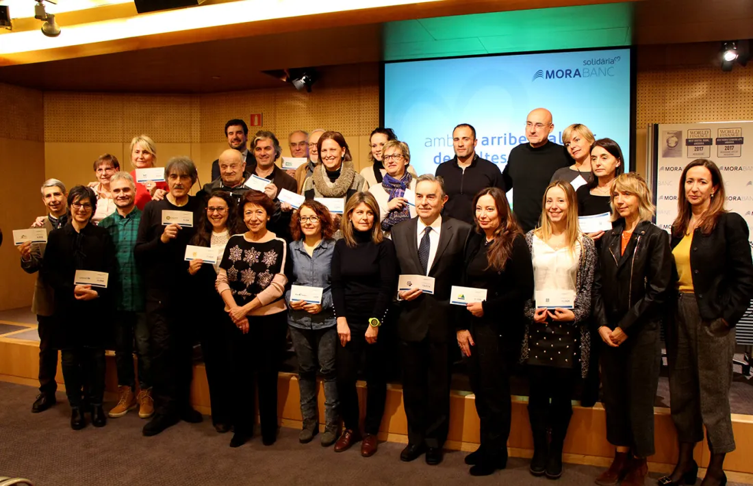 Foto conjunta de totes les entitats que han recollit el xec aquest dimecres a la tarda.
