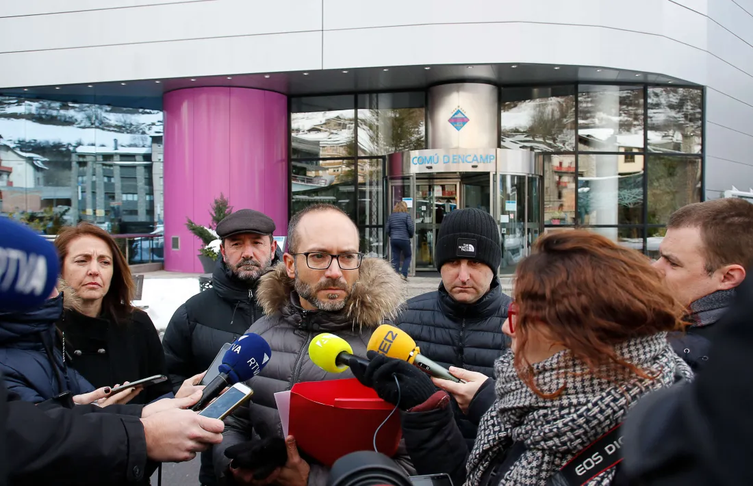Els consellers van fer la roda de premsa ahir al migdia a les portes del Comú d’Encamp, a unes temperatures sota zero. 