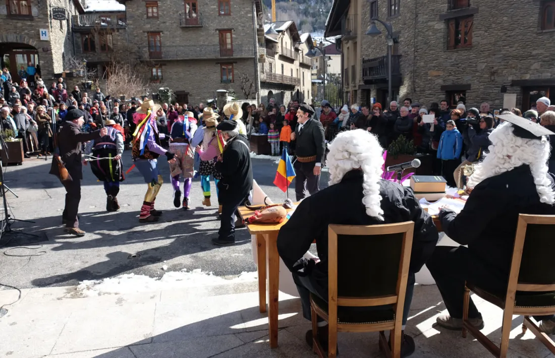 Representació del Judici dels Contrabandistes a la plaça Major d'Ordino.