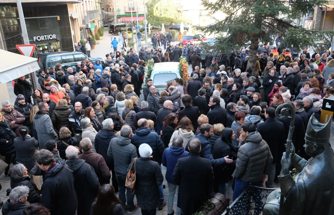 Centenars de persones han assistit al funeral de Rosa Ferrer aquest dilluns a la tarda.