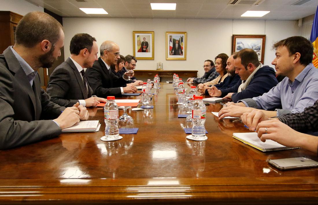 Un moment de la trobada entre l’executiu i els representants dels treballadors de l’administració.