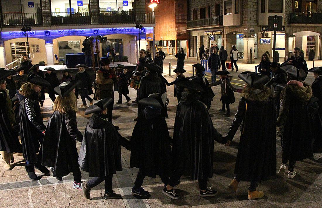 L'Esbart Dansaire d'Andorra la Vella dansa abans d''El robatori de les olles'.