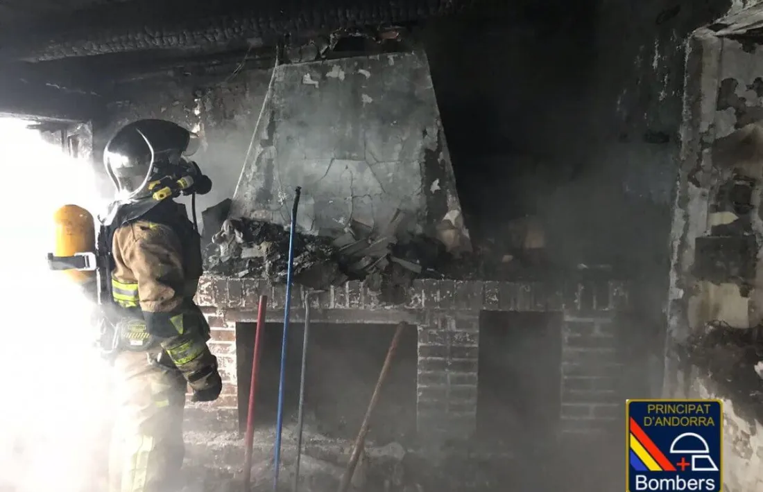 Incendi en un àtic al Pas de la Casa Un bomber treballa en l'àtic cremat aquest matí. 