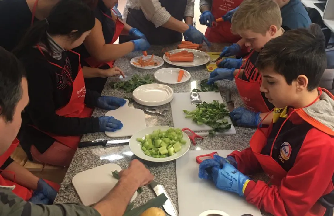 Moment de l’elaboració de l’escudella a la cuina de La Central.