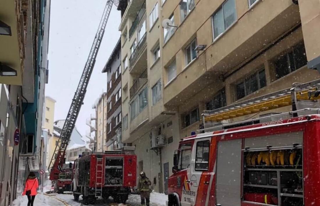 Un bomber treballa al pis calcinat on, en un menjador amb una cuina americana, es va originar el foc.