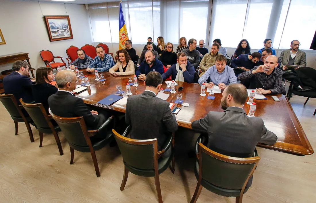 Un moment de la reunió de dilluns entre l’executiu i els representants dels sindicats de l’Administració.