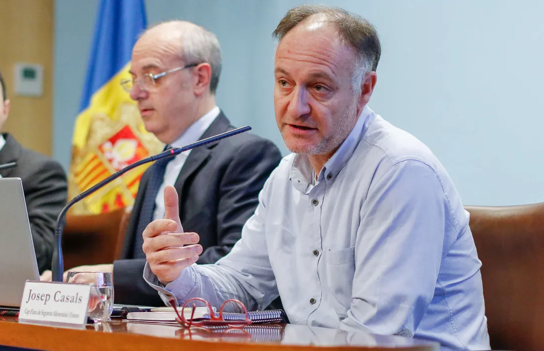 El ministre de Salut, Carles Álvarez, i el cap d’àrea de Seguretat Alimentària i Entorn, Josep Casals, van explicar ahir el nou reglament.