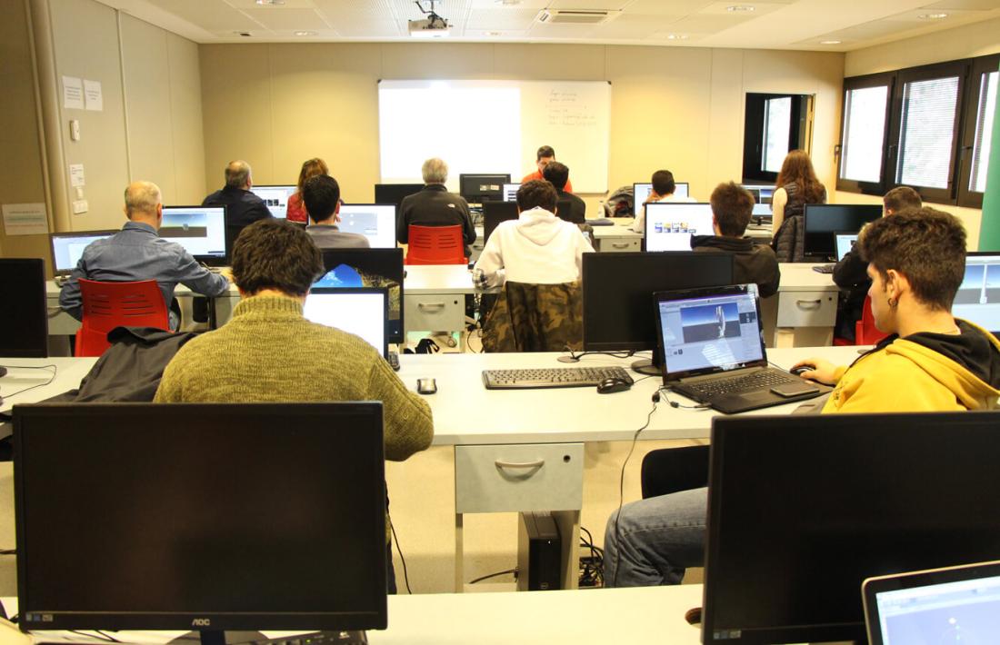 Un moment del taller formatiu sobre videojocs a l'UdA.