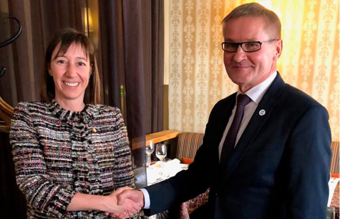 Eva Descarrega, amb el seu homòleg d’Estònia, Jaak Aab.