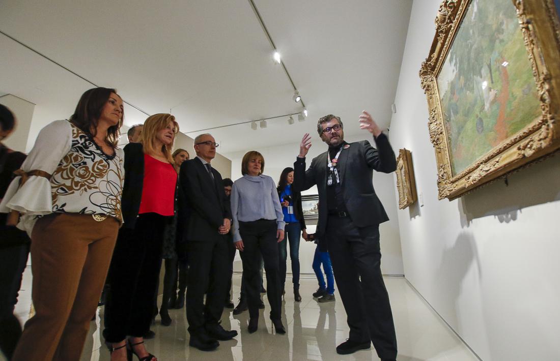 Tots els camins duen al ThyssenGuille Cervera explica l’oli ‘Allées et vénues’ a la baronessa, entre els ministres Camp i Gelabert; a la dreta, la cònsol, Trini Marín.