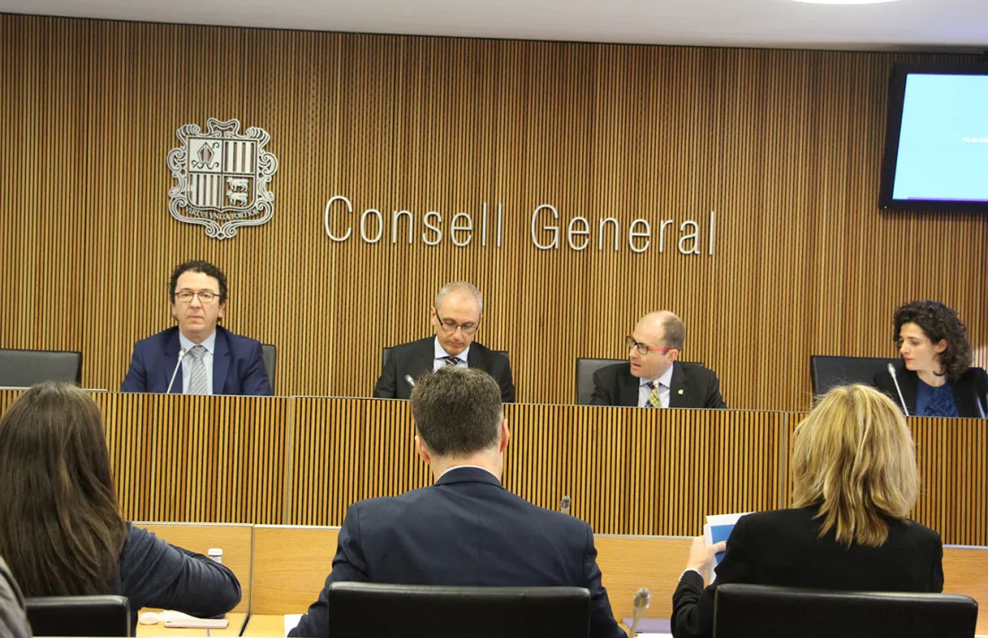 El gerent d’Andorra Turisme, Betim Budzaku, i el ministre de Turisme i Comerç, Francesc Camp, al Consell General. 