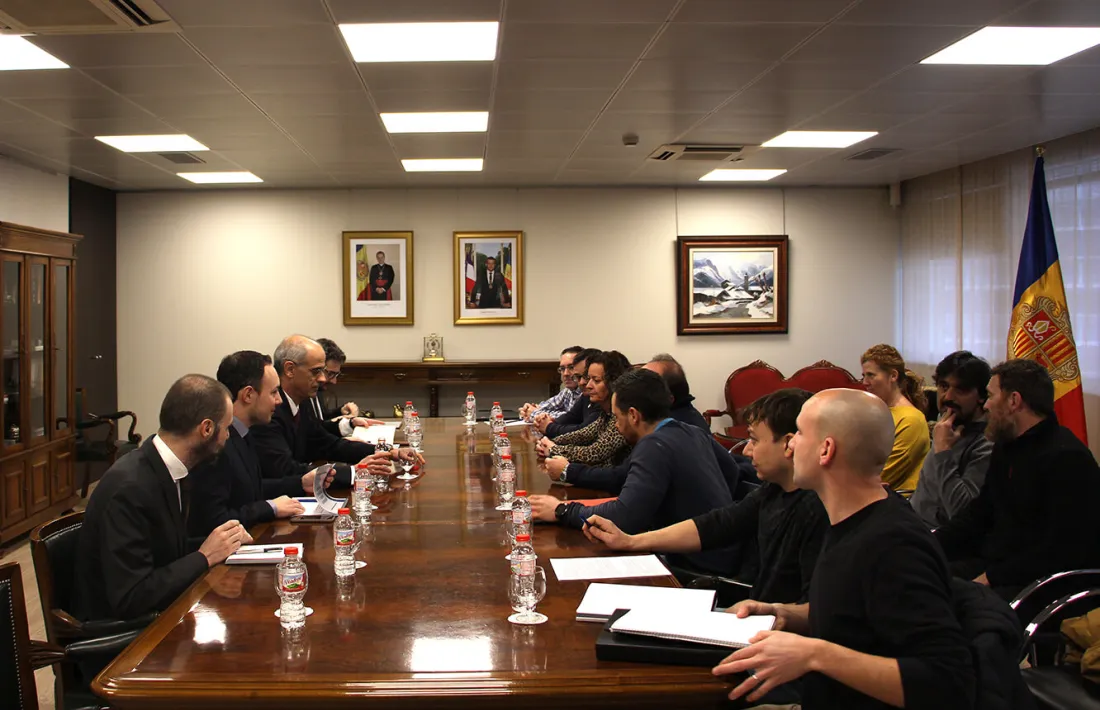 Un moment de la trobada entre els respresentants sindicals i el Govern, aquest dilluns al matí.