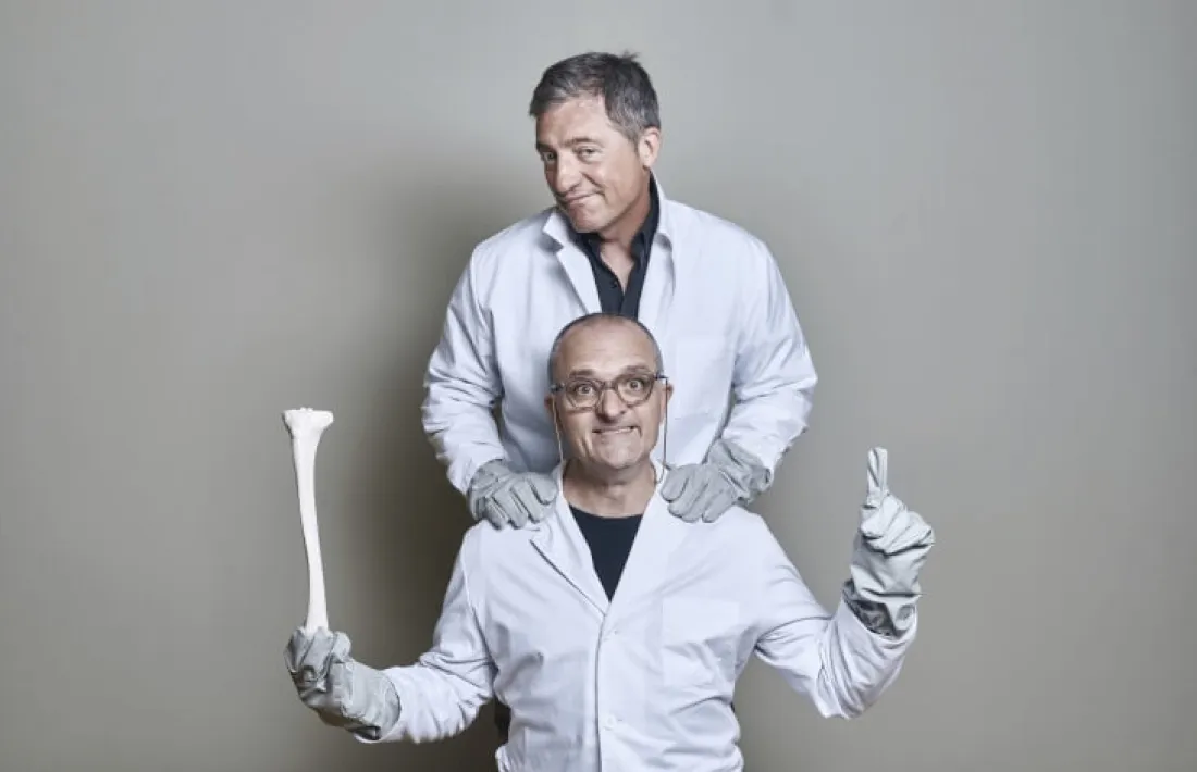 Toni Albà, a baix i amb fèmur, i Fermí Fernandes, protagonistes d''Ossos', demà al Claror lauredià.