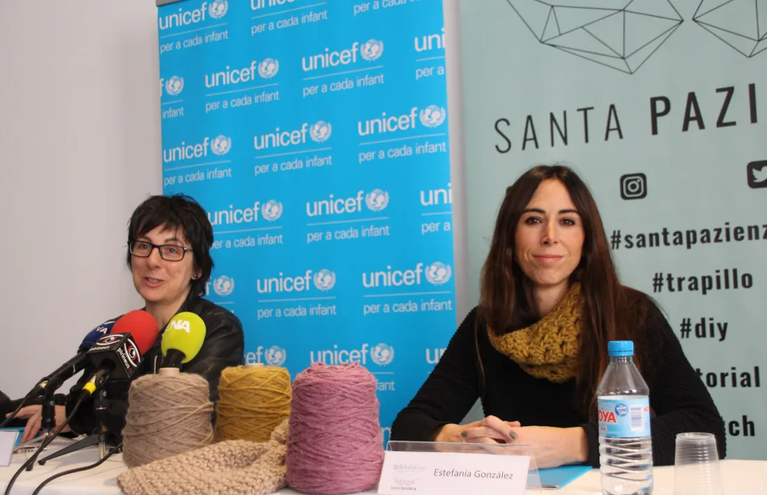 Marta Alberch i Estefania González ahir en la presentació del taller de ganxet.