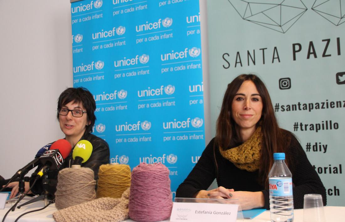 Marta Alberch i Estefania González ahir en la presentació del taller de ganxet.