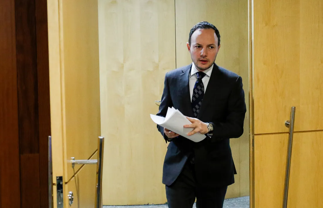 El ministre d’Afers Socials, Justícia i Interior, Xavier Espot, arribant ahir a la sala de premsa del Govern.