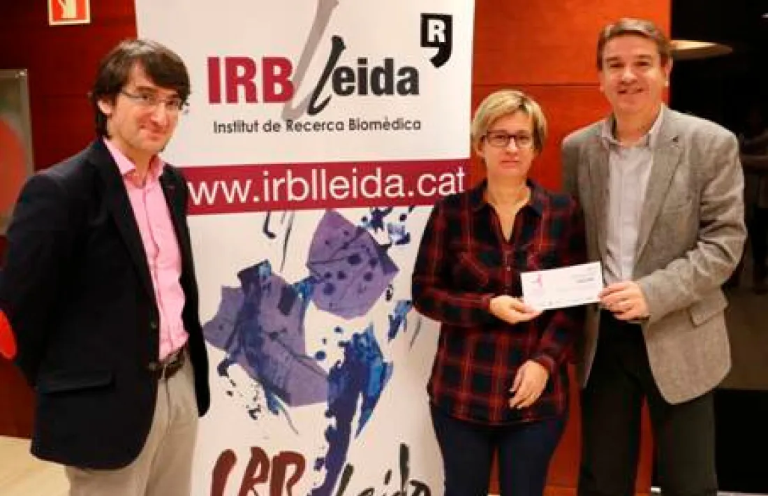Moment de l'entrega dels diners recollits en la setenta cursa de la dona.
