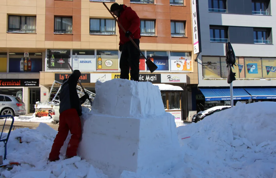 Tret de sortida al Concurs d'escultures de neu del Pas de la Casa, amb una trentena de blocs i més de 50 escultors
