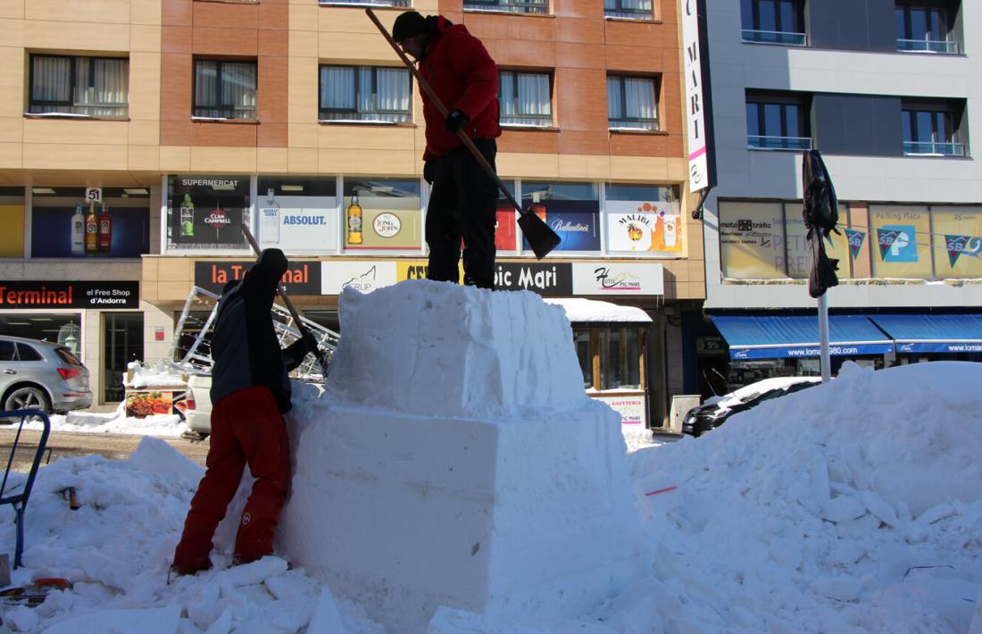Tret de sortida al Concurs d&#039;escultures de neu del Pas de la Casa, amb una trentena de blocs i més de 50 escultors
