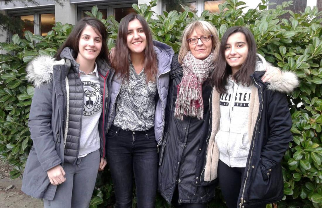 Marta Font i Cezara Corduneanu (tercer i primer premi), la professora Canòlich Travesset i la tercera participant del Lycée Comte de Foix, Selene Martín.