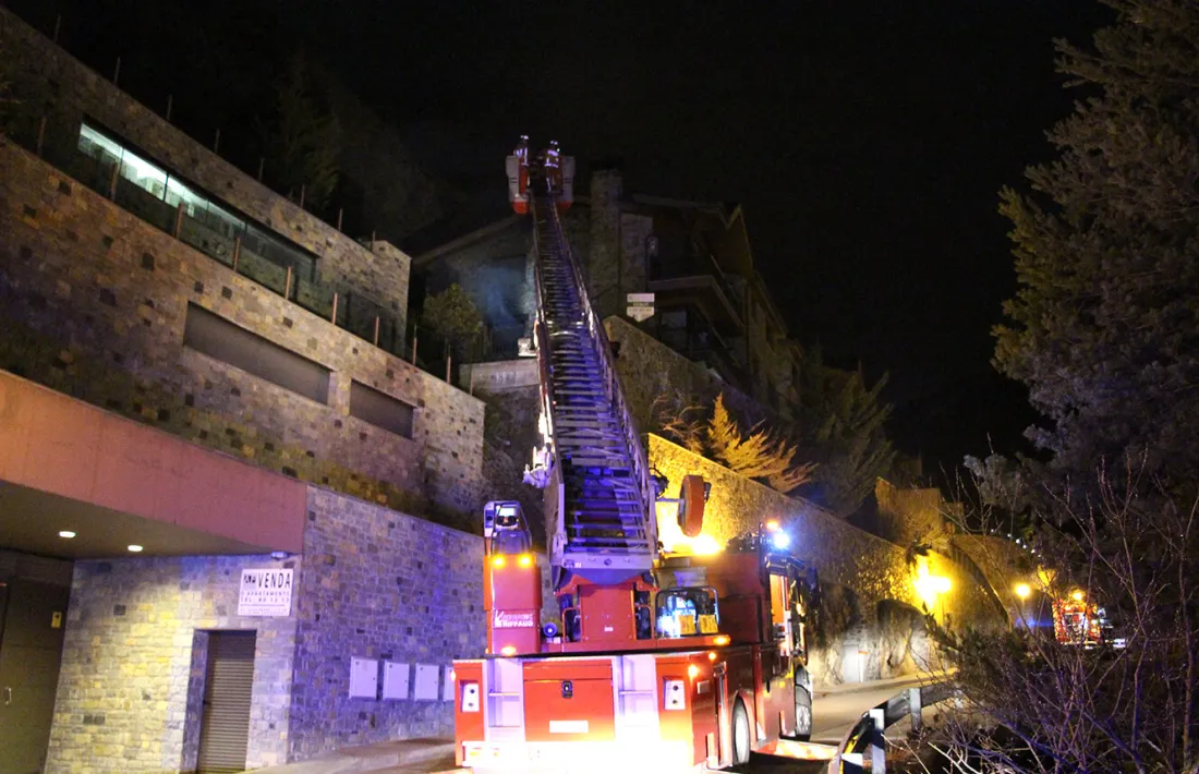 Els bombers extingint l'incendi.