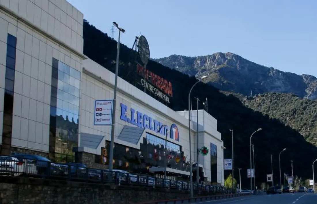 Els treballadors demanen una rotonda i un servei regular d'autobusos.