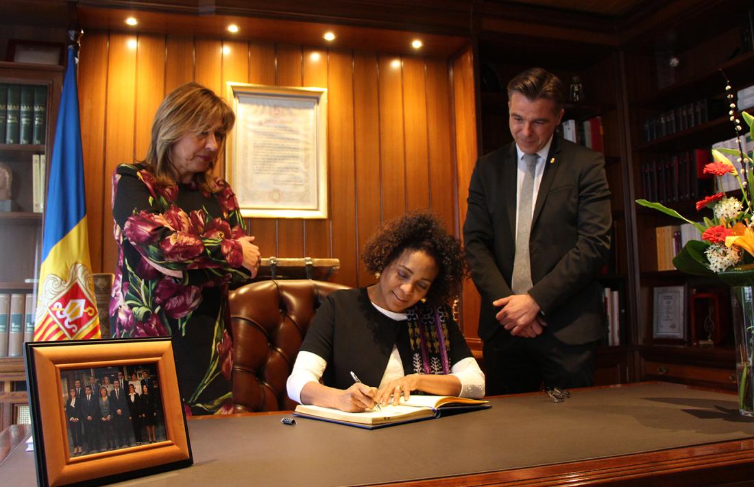 La secretària general de l'Organització Internacional de la Francofonia, Michaëlle Jean, signa al llibre d'or del comú d'Andorra la Vella.