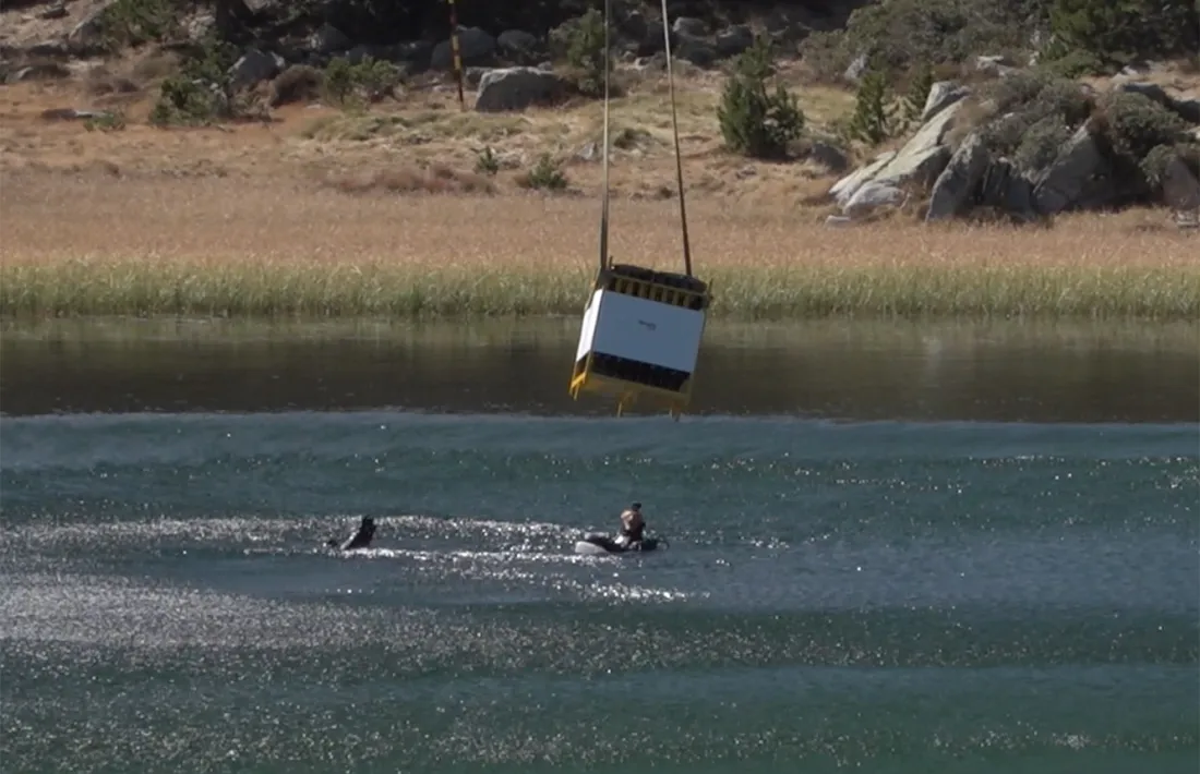 Les ampolles de cava van ser submergides al llac el setembre passat amb l'ajuda d'un helicòpter.