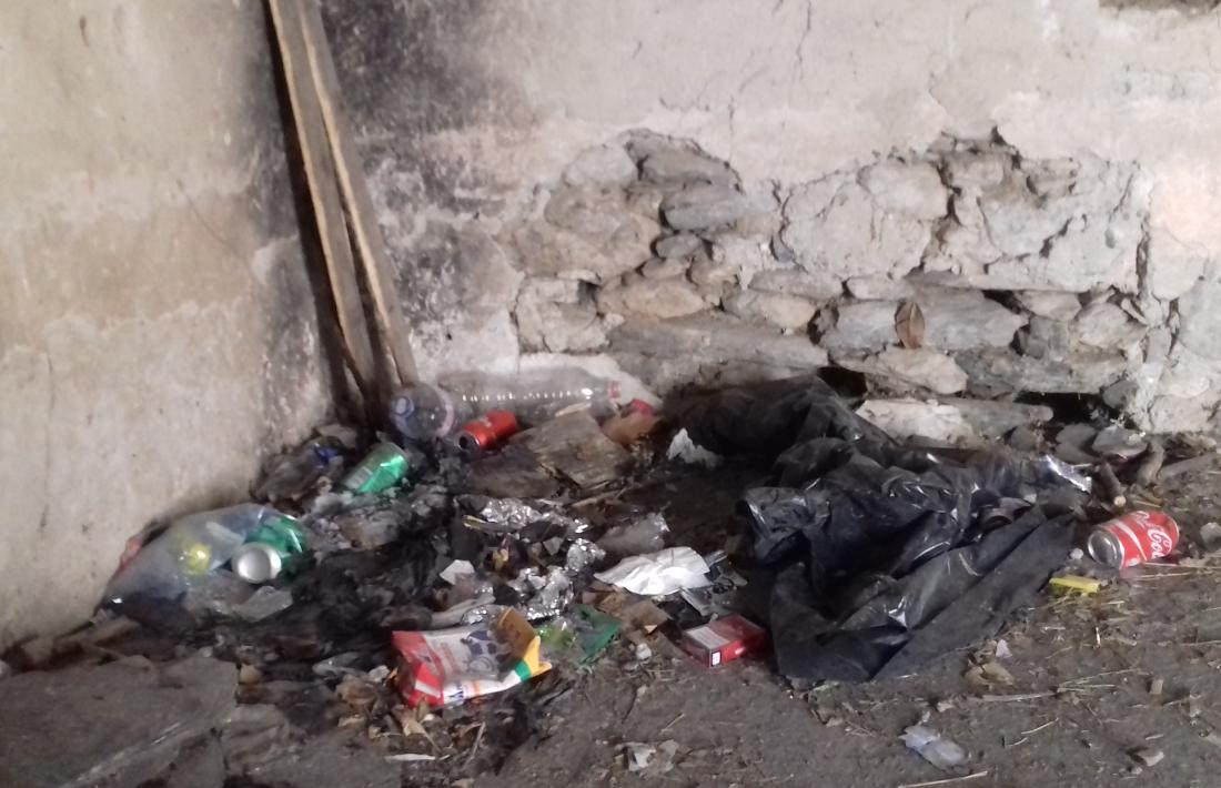 L’interior del colomer de la Casa d’Areny-Plandolit, sobre l’Auditori Nacional, ahir mateix, amb les restes de 'botellón' als racons i les taques del sutge que s'enfilen pels murs.