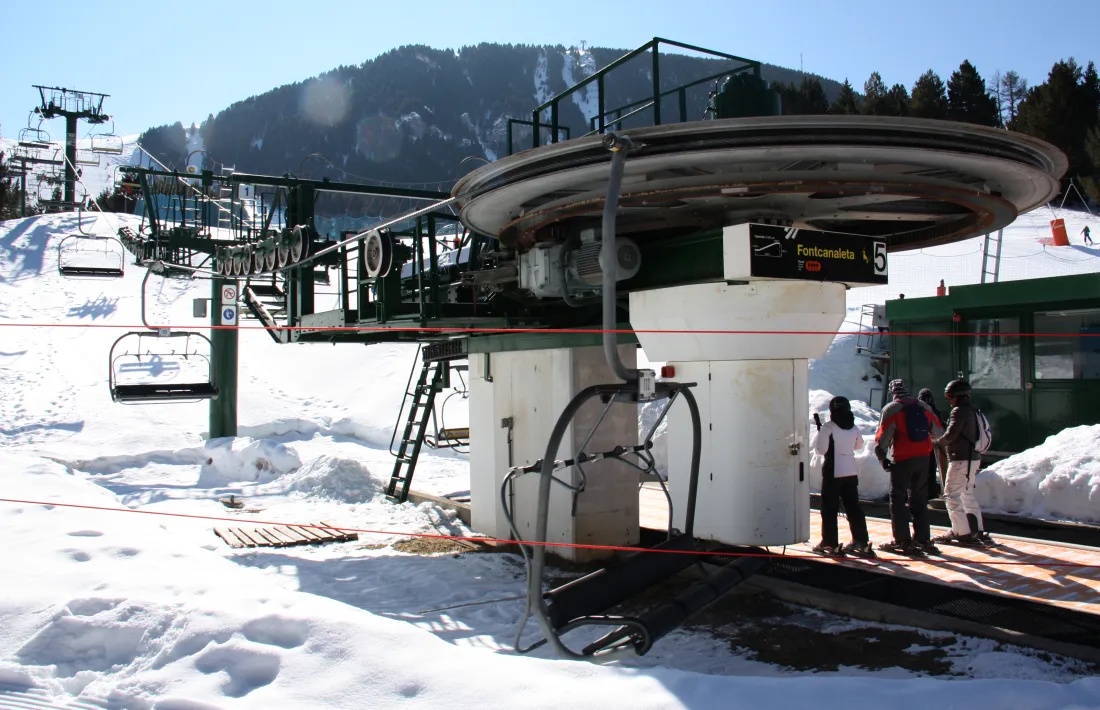 Pla general de l’entrada al remuntador de Fontcanaleta de l’estació d’esquí de La Molina.