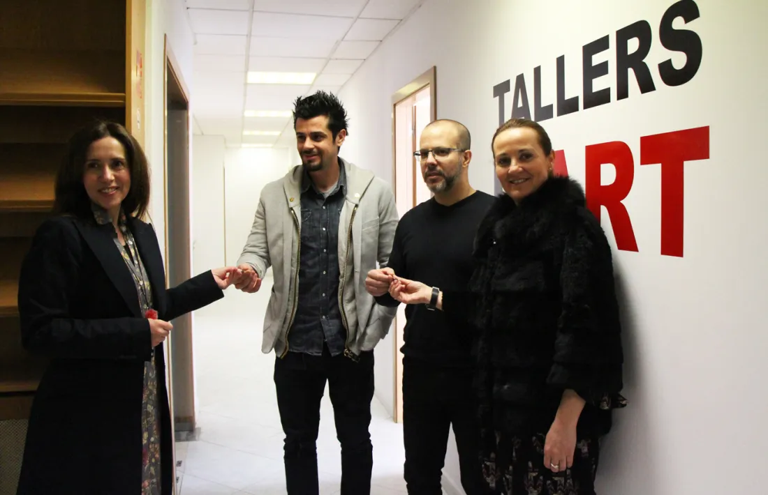 Philippe Shangti i Martín Blanco reben les claus dels Tallers de mans de la comissària, Eva Martínez, i de la ministra Gelabert.