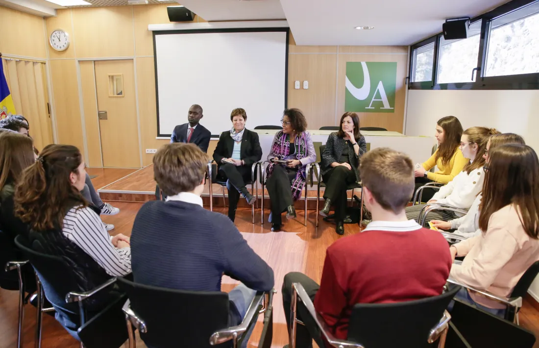 La secretària general de la Francofonia, Michaëlle Jean, en la trobada que va mantenir amb estudiants dels tres sistemes educatius.