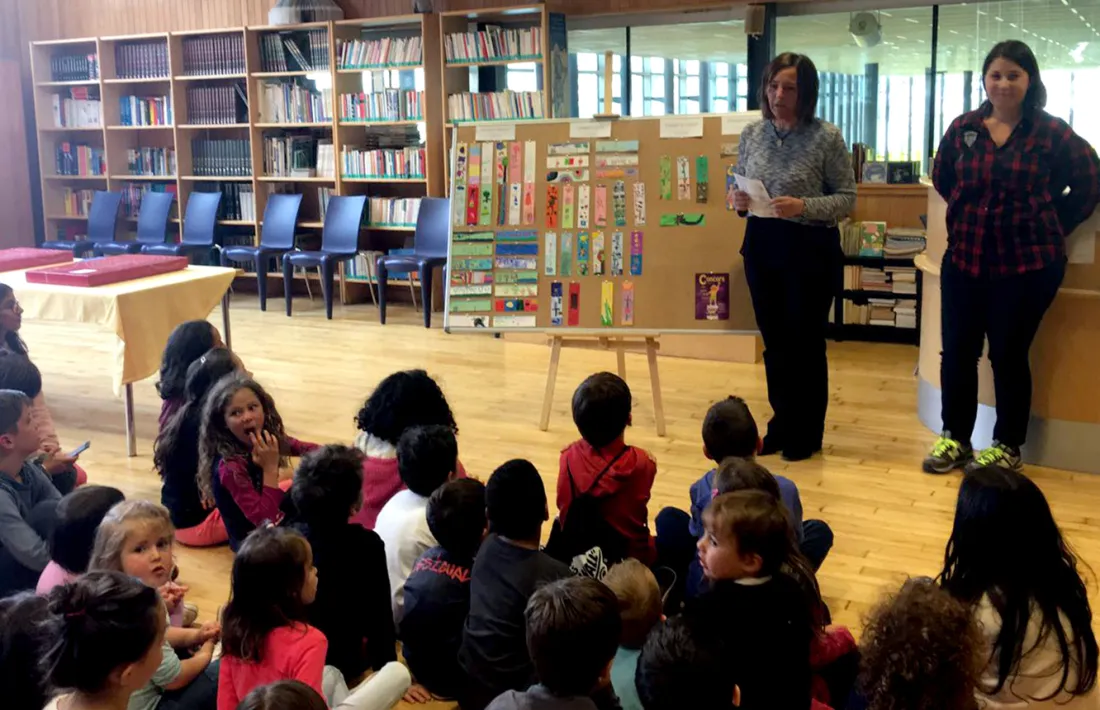Un moment d'un lliurament de premis del concurs de punts de llibre.