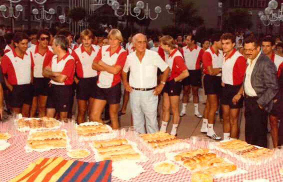 Els jugadors del F. C. Barcelona a la plaça del Poble. Al centre de la imatge, Nicolau Casaus i Bernd Schuster. A la dreta, el cònsol Manel Pons. La fotografia és de l'any 1985.