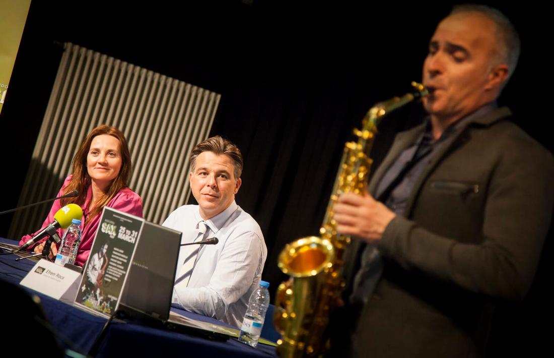 La ministra Olga Gelabert i el cònsol menor, Marc Pons, escolten Efrem Roca en la presentació del Sax Fest, ahir a La Llacuna.